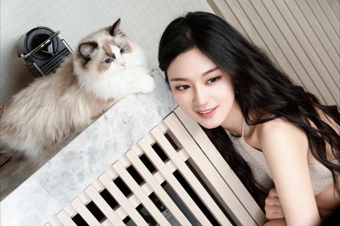 SUV悬在山坡两人危在旦夕 十几人拉绳作保险